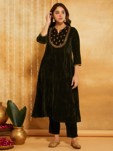 Green Hand Embroidery Crushed Velvet Round Neck Kurta with Pant- Set of 2